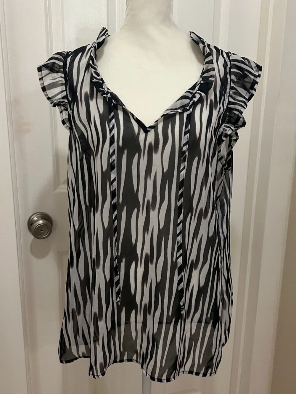 Bobeau Sleeveless Sheer Blouse - L